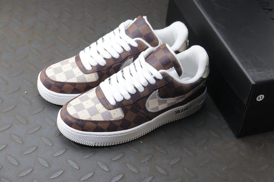 Louis Vuitton X Air Force 1 Low Sneaker mit Monogramm in Braun