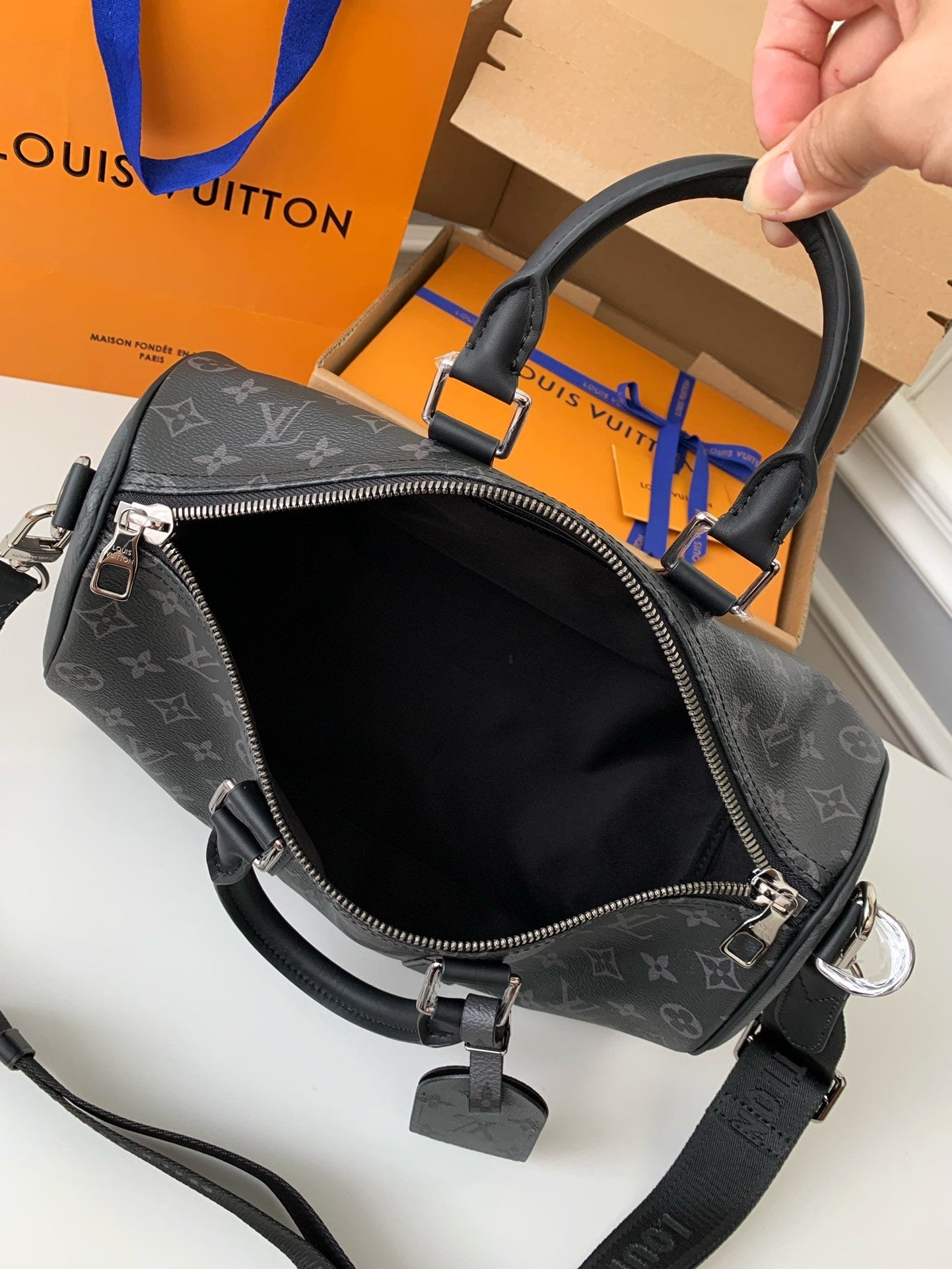 Louis Vuitton Keepall Bandoulière 25 Monogram Eclipse Canvas