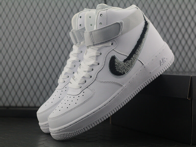 Nike – Air Force 1 – Hohe Sneaker in Weiß