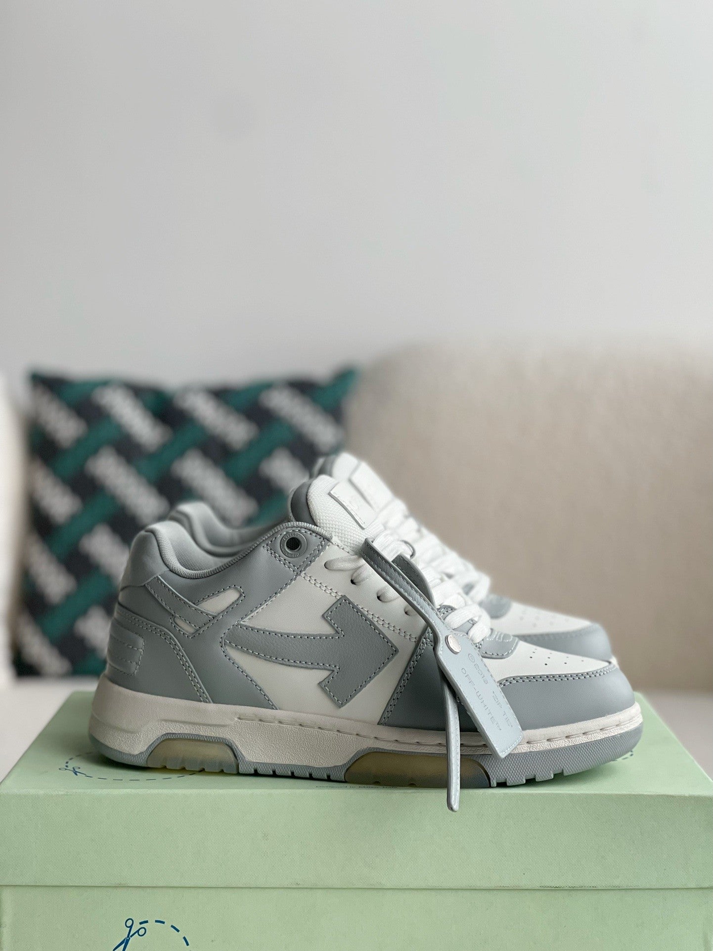 Off-White Out of Office "OOO" Sneaker "Grau Weiß"