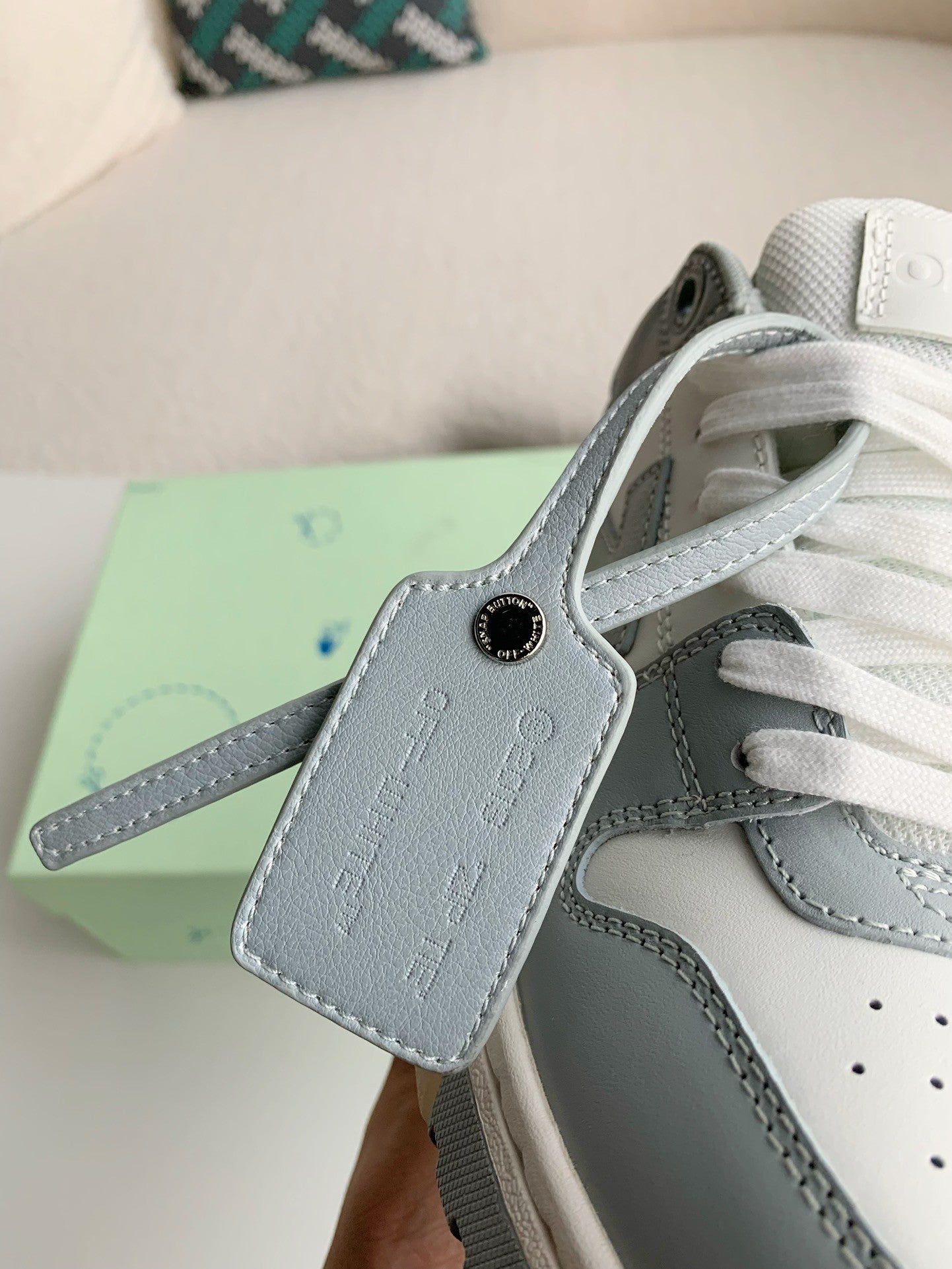 Off-White Out of Office "OOO" Sneaker "Grau Weiß"