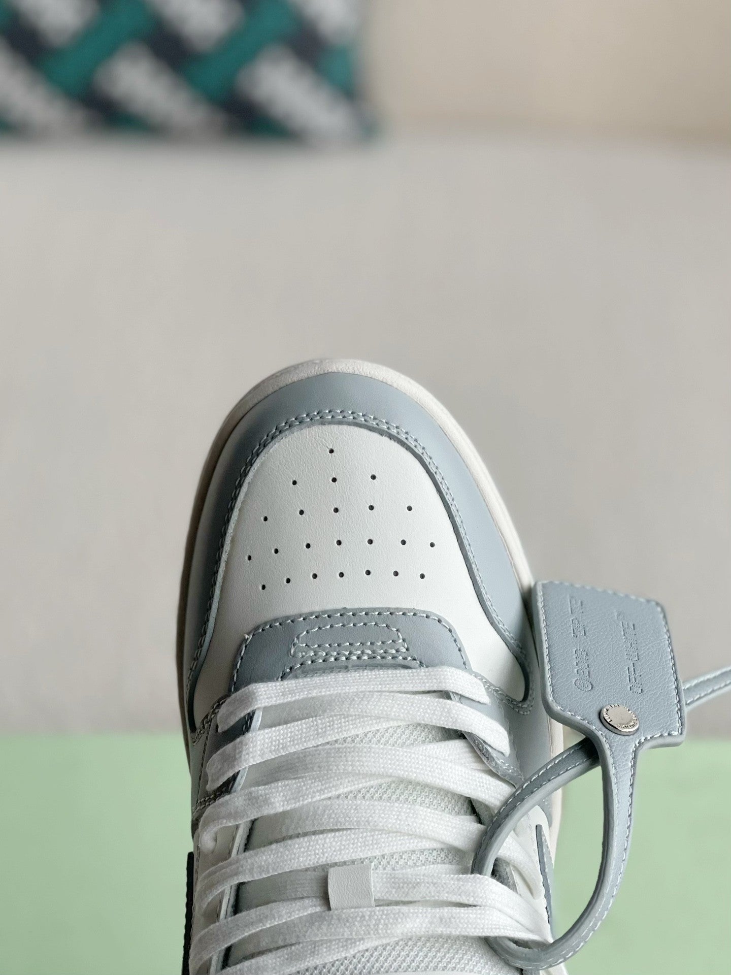 Off-White Out of Office "OOO" Sneaker "Grau Weiß"