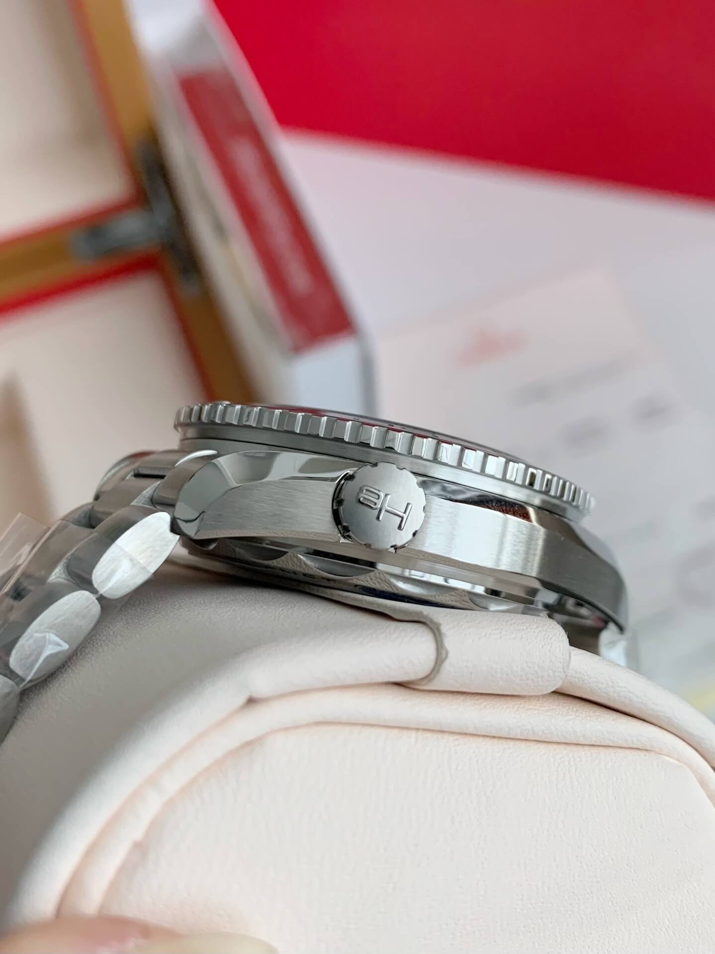 Omega Seamaster Planet Ocean 600M Ref. 215.30.44.21.01.002 – Steel, Black Dial & Orange Accents