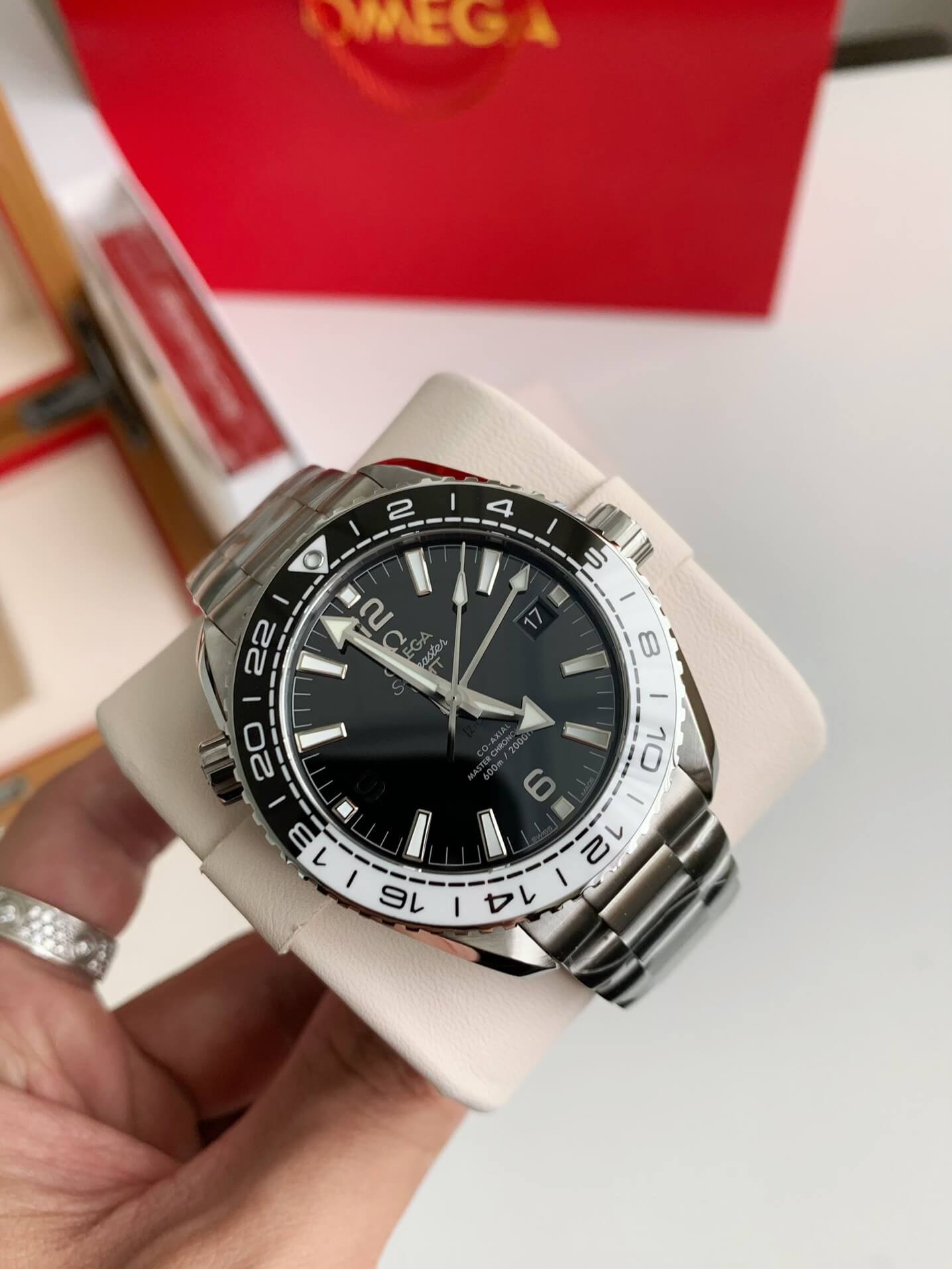 Omega Seamaster Planet Ocean 600M GMT Ref. 215.30.44.22.01.001 – Black & White Ceramic Bezel