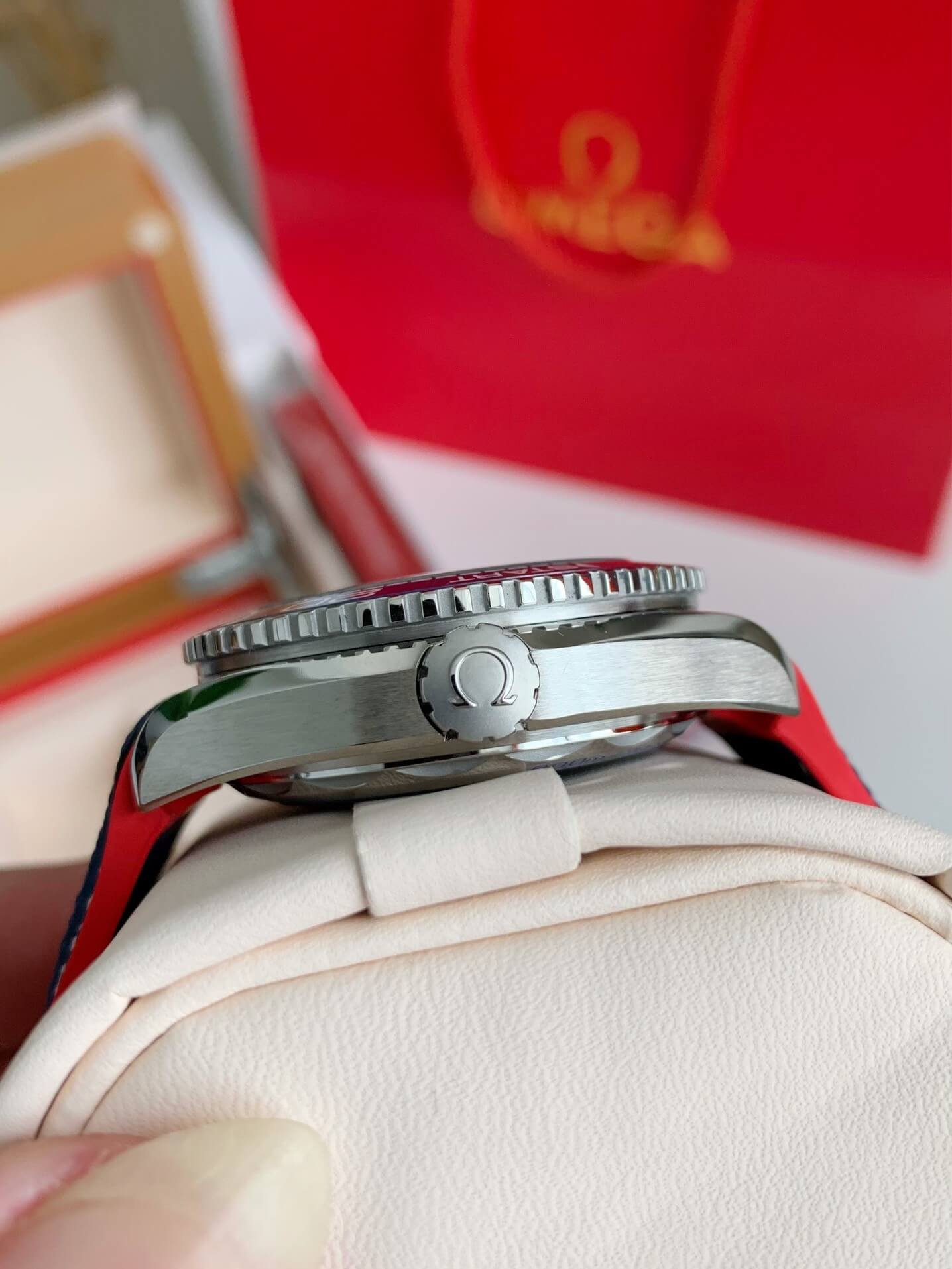 Omega Seamaster Planet Ocean 600M Co-Axial Master Chronometer 43.5mm Ref. 215.32.43.21.04.001 – America's Cup Edition