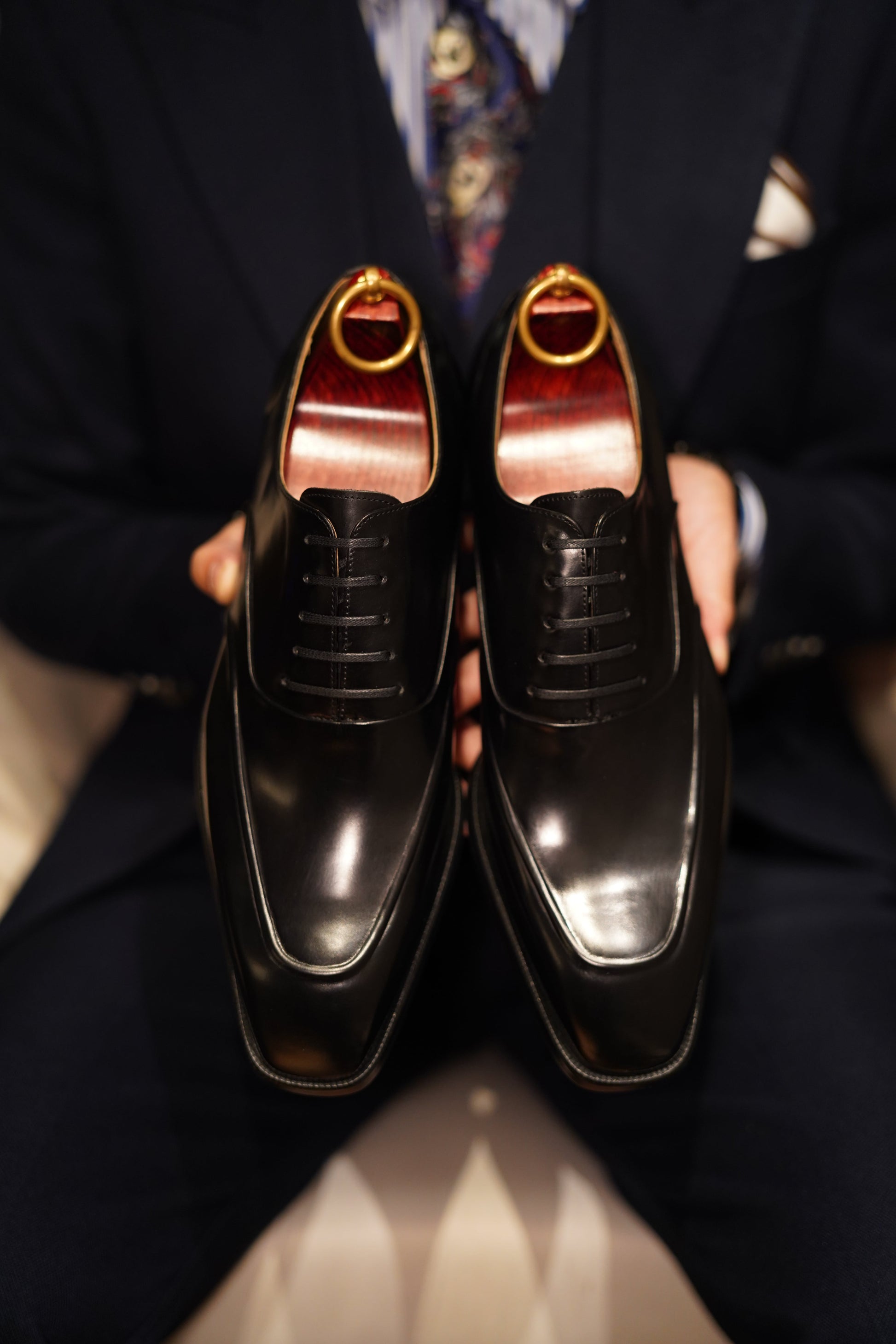 Detailed close-up of black split-apron Oxford toe – refined stitching and hand-polished leather grain