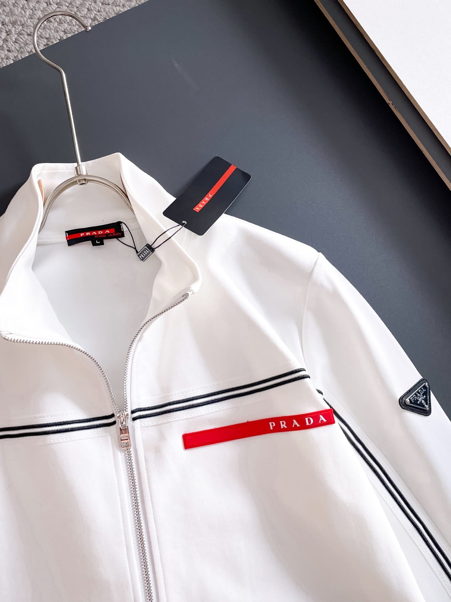 PRADA SPORTSホワイト ジップアップジャケット Prada Linea Rossa Tracksuit Set - White Technical Knit Stripe Zip