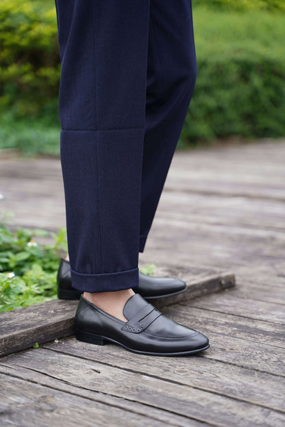 A high-quality black men's loafer showcasing a classic design with luxurious materials and finishes.