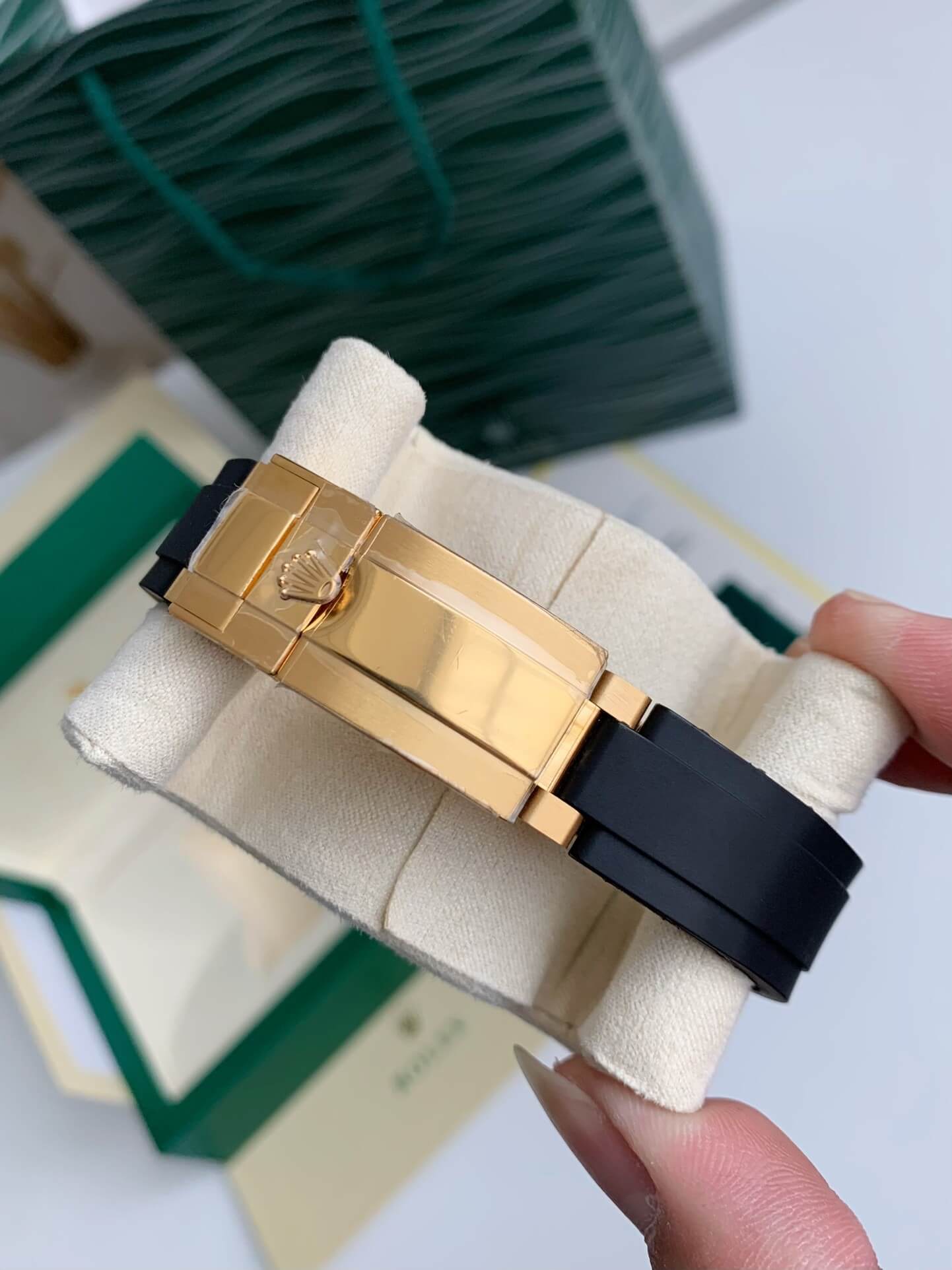 Rolex Yacht-Master 42 Ref. 226658 – 18ct Yellow Gold, Black Dial, Oysterflex Bracelet