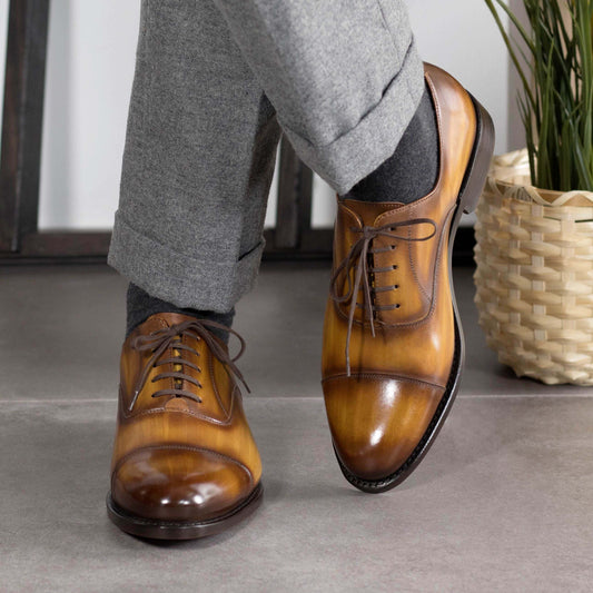 Cognacfarbene Oxford-Schuhe mit Patina und Kappe