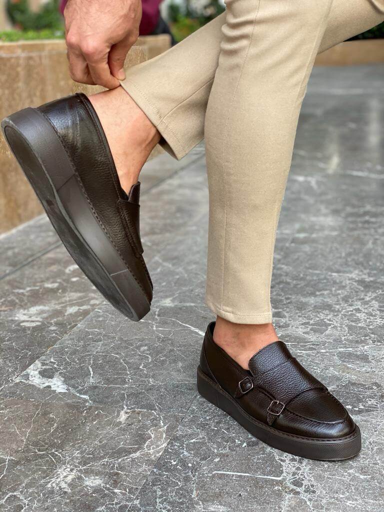 Brauner Schuh mit doppelter Schnalle