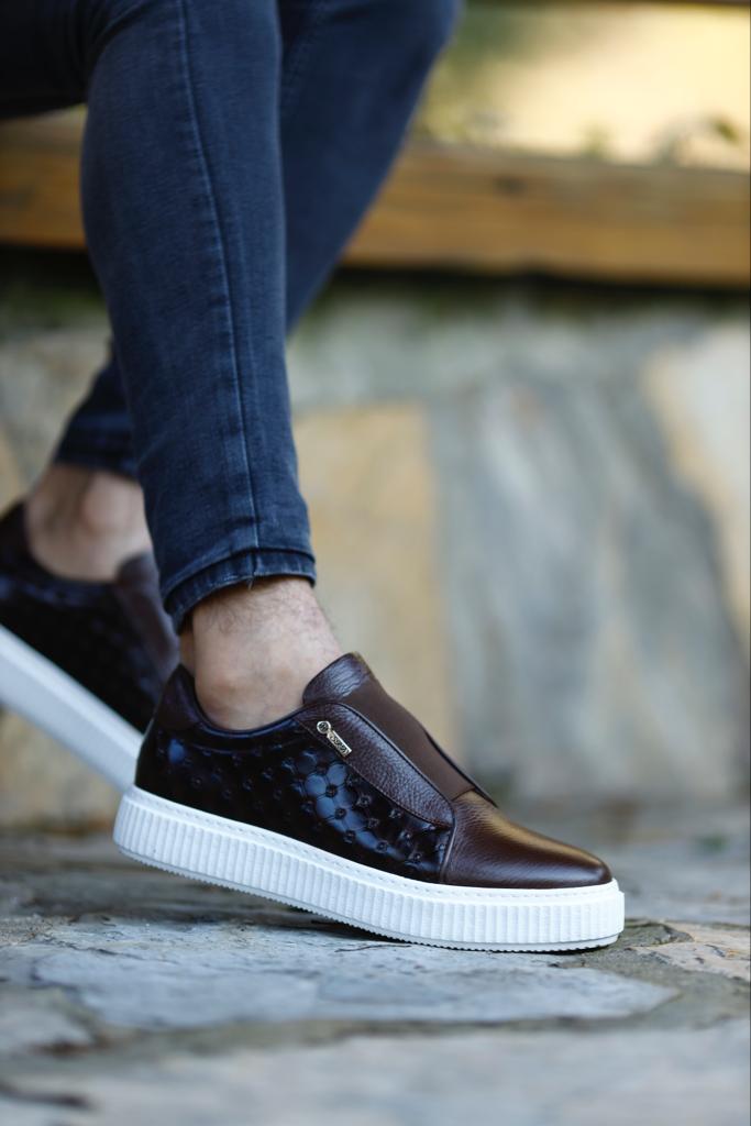HolloShoe's black and brown slip-on sneakers, the perfect blend of style and comfort for any casual outing.