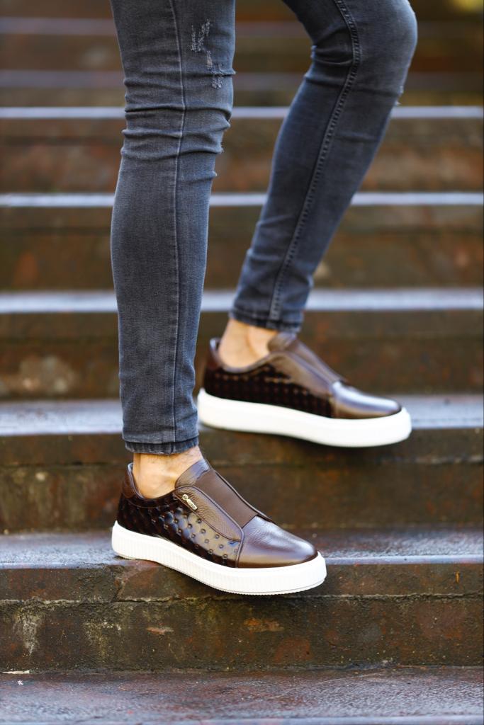 HolloShoe's black and brown slip-on sneakers, the perfect blend of style and comfort for any casual outing.