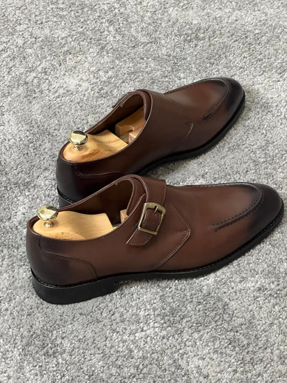 Klassischer brauner Schuh mit Schnalle