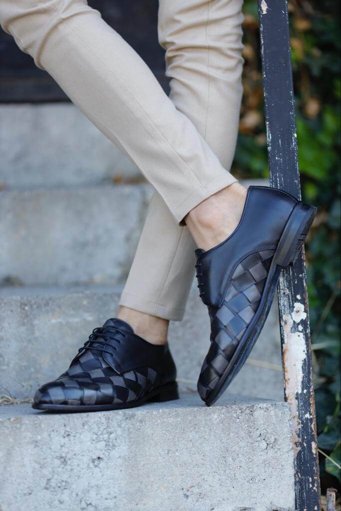 Detaillierter schwarzer Schuh