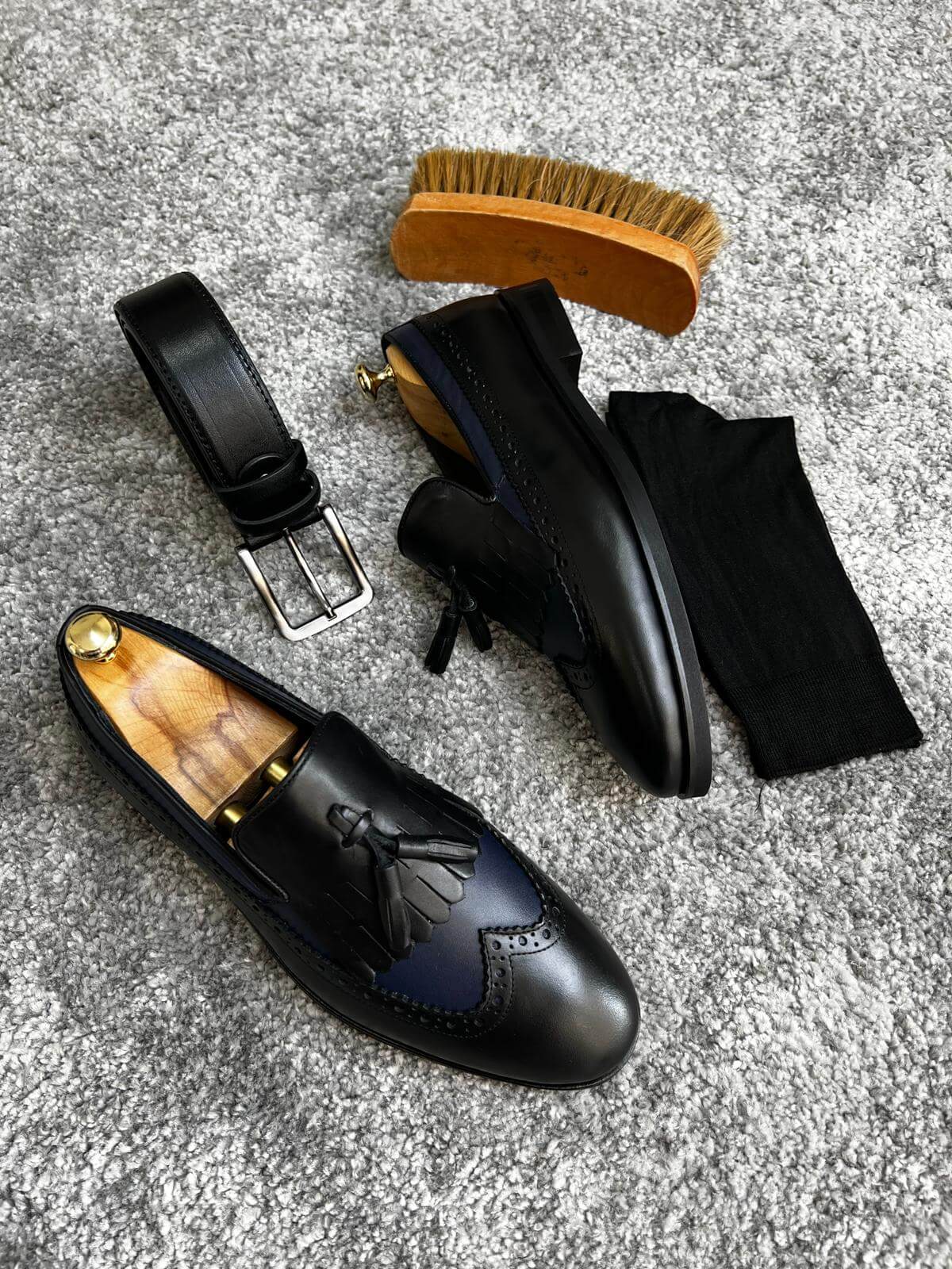 HolloShoe's black and navy blue tassel loafers, featuring 100% leather and neo-lite soles.'