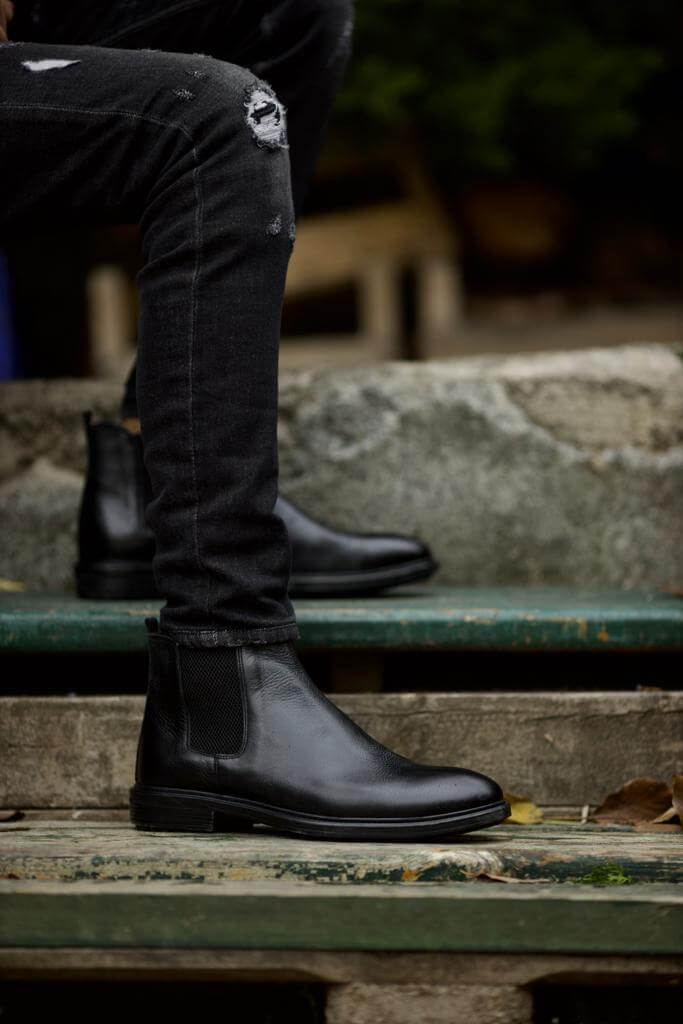 Image of black Chelsea boots with elastic sides and round toe: "HolloShoe's black Chelsea boots with elastic sides and round toe design, made of 100% genuine leather.