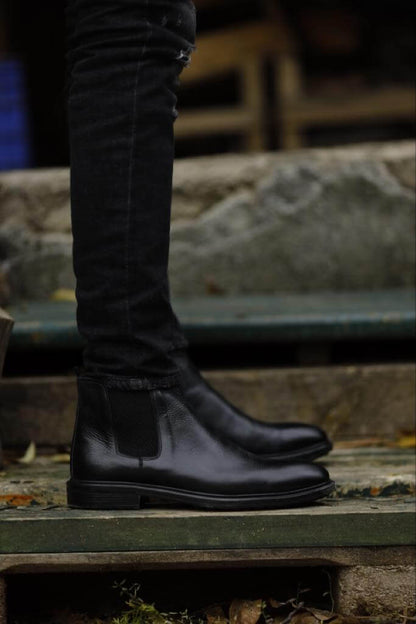 Image of black Chelsea boots with elastic sides and round toe: "HolloShoe's black Chelsea boots with elastic sides and round toe design, made of 100% genuine leather.