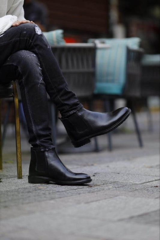 Image of black Chelsea boots with elastic sides and round toe: "HolloShoe's black Chelsea boots with elastic sides and round toe design, made of 100% genuine leather.