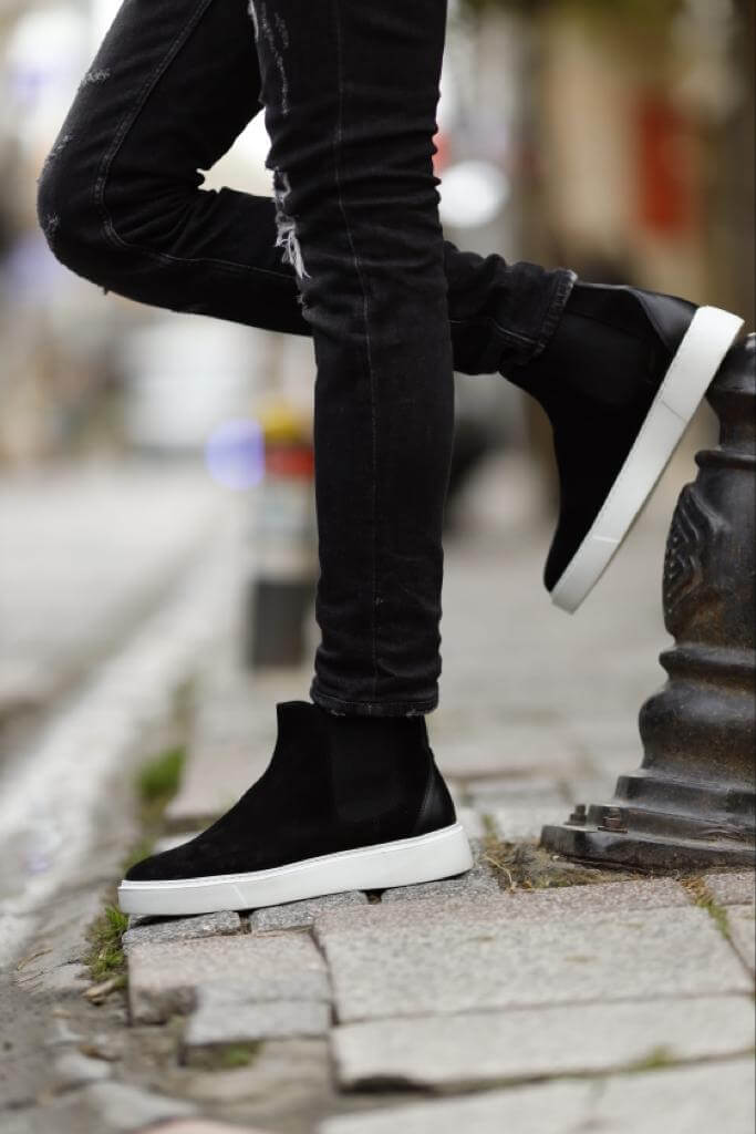 Schwarze Chelsea-Stiefel mit weißer Sohle